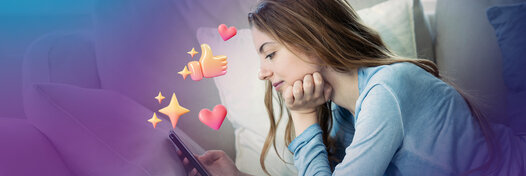 Junge Frau liegt auf dem Sofa mit dem Smartphone in der Hand