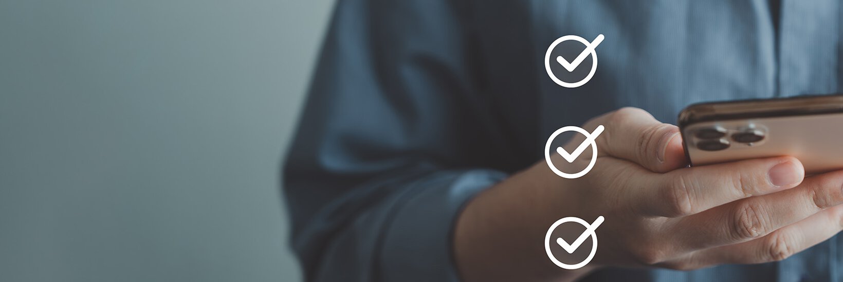 Weiße Checkliste. Frau mit Smartphone im Hintergrund