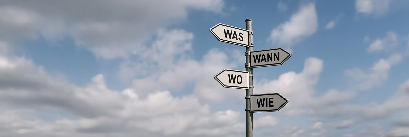 Wegweiser aus Metall mit 4 Pfeilen: was, wer, wann, wie?