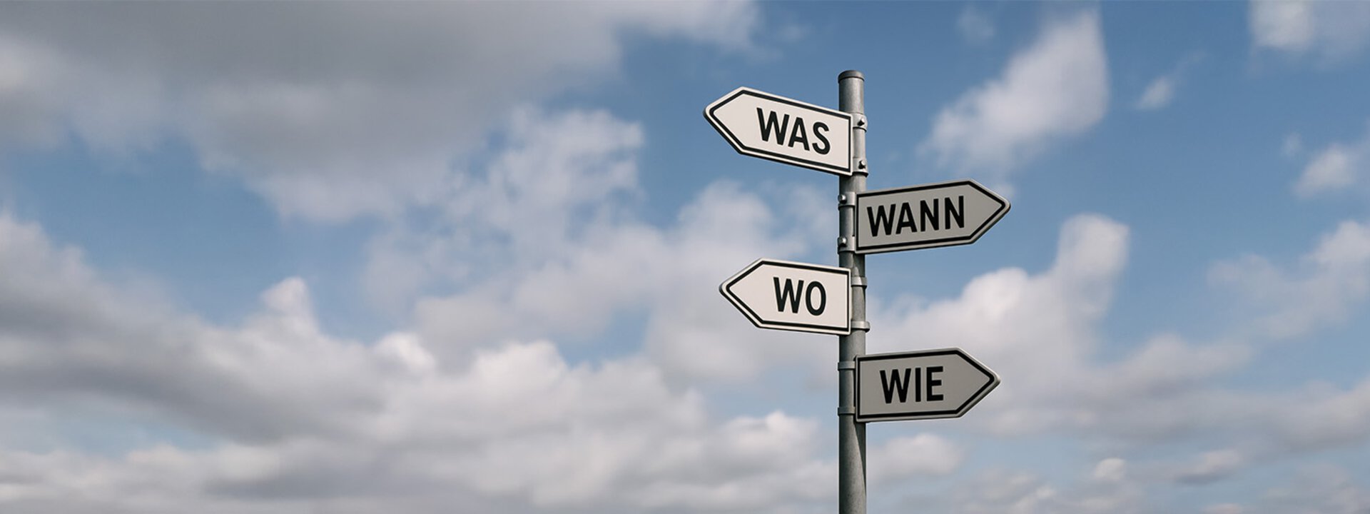 Wegweiser aus Metall mit 4 Pfeilen: was, wer, wann, wie?