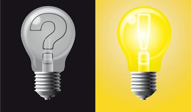 eine dunkle Glühbirne mit Fragezeichen neben einer gelben Glühbirne mit Ausrufezeichen