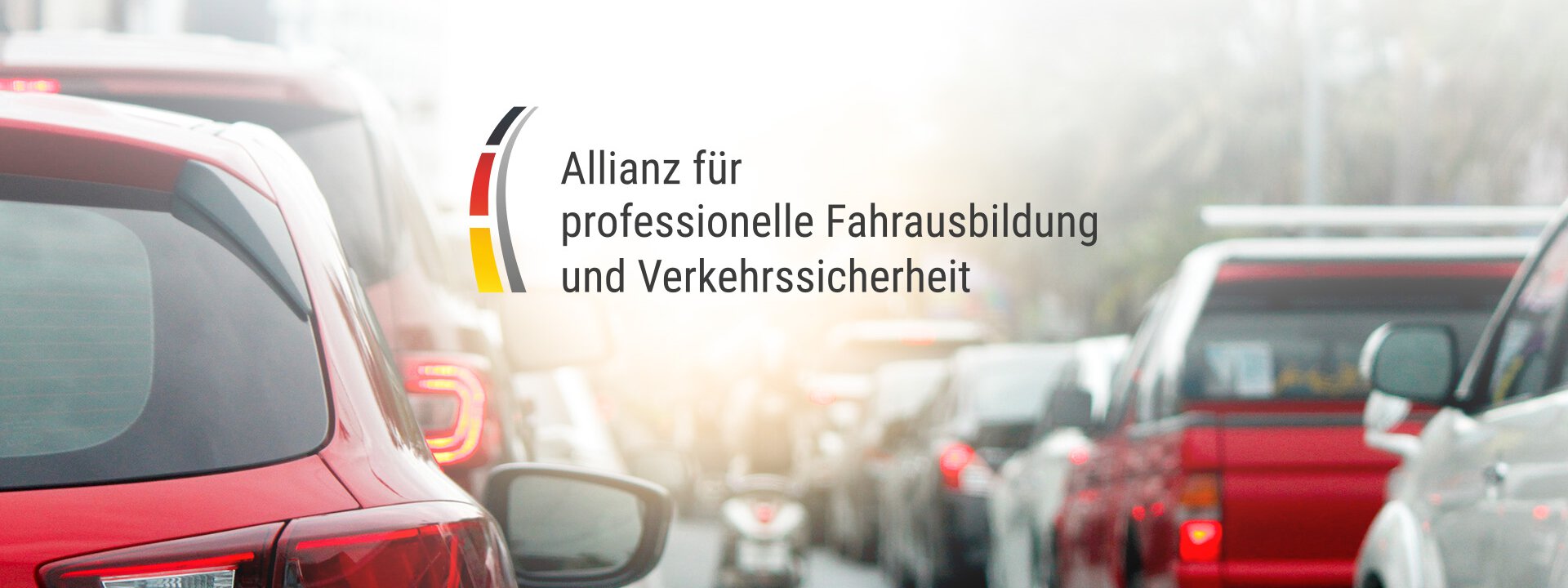 Logo auf weißem Hintergrund mit roten Autos 