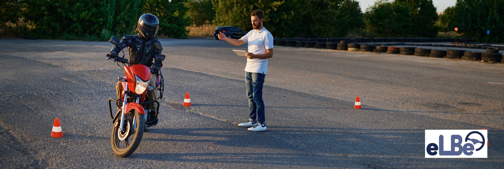 Fahrlehrer unterrichtet Schüler auf Motorrad