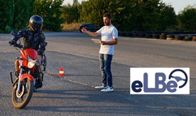 Fahrlehrer unterrichtet Schüler auf Motorrad