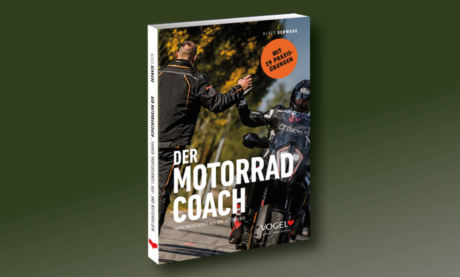 Motorrad Coach Buch freigestellt vor grünem Hintergrund