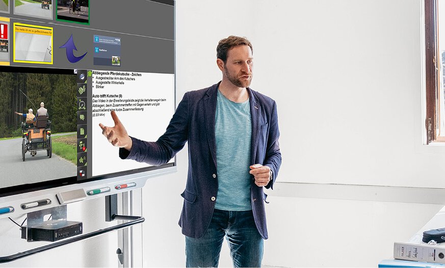 Fahrlehrer am SMART Board während des Unterrichts