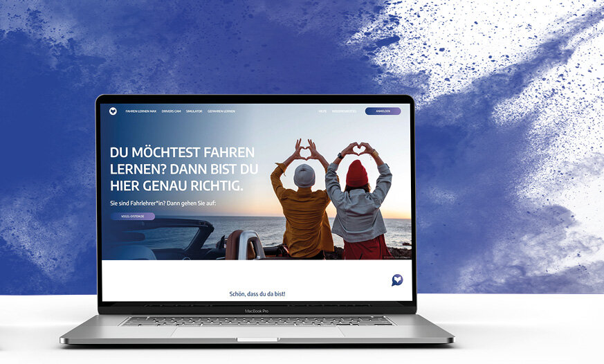 Laptop mit Website auf blauem Hintergrund