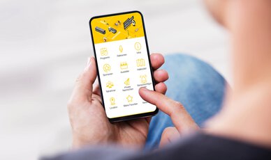 Mann hält Smartphone in der Hand 