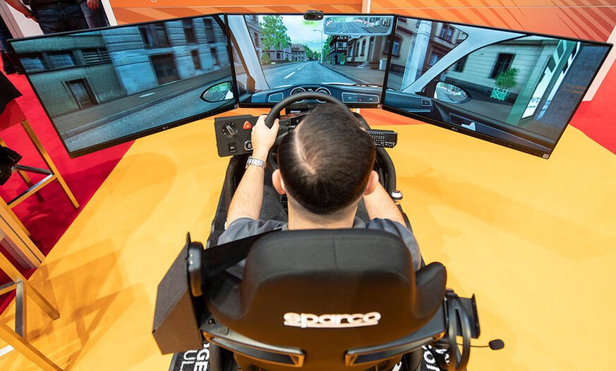 Mann fährt Fahrsimulator auf dem Fahrlehrerkongress 2021 