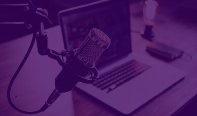 Podcast-Mikrofon vor Laptop