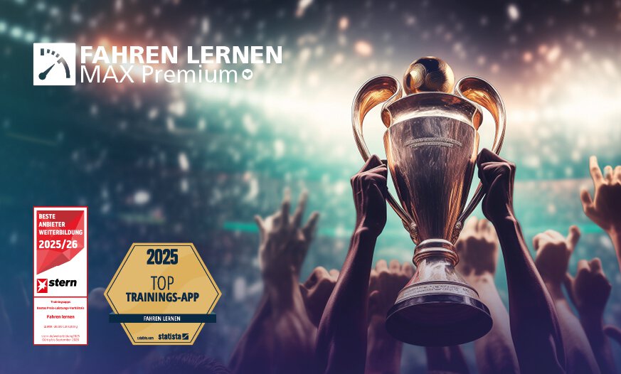 Fahren Lernen Max Premium Testsieger 2025 / 2026 Pokal, wird in einer Traube an Menschen hochgehalten