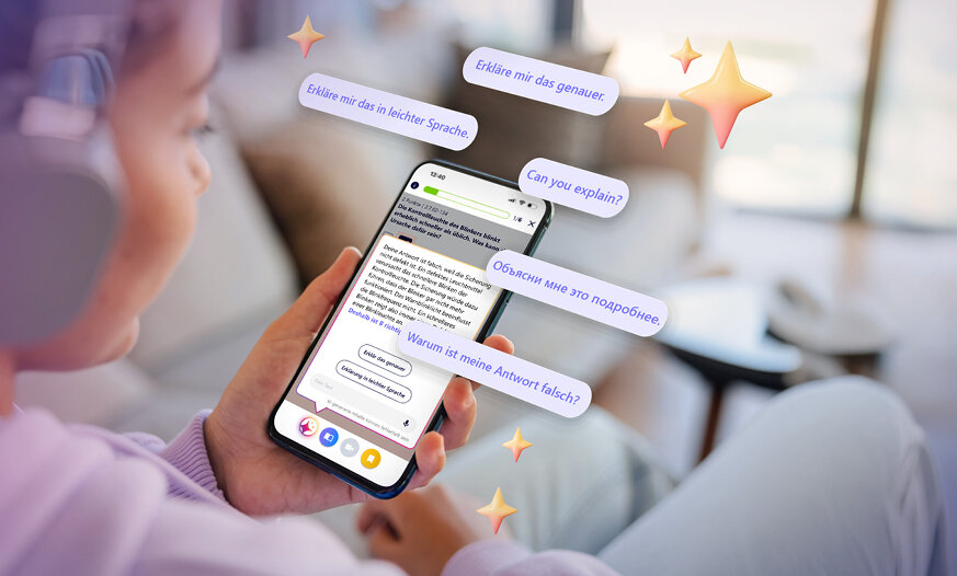 Person sitzt auch Couch in hält Smartphone mit der Fahren Lernen App in der Hand. Daneben schwebende Sprechblasen die Chat mit der KI-Lernhilfe darstellen.