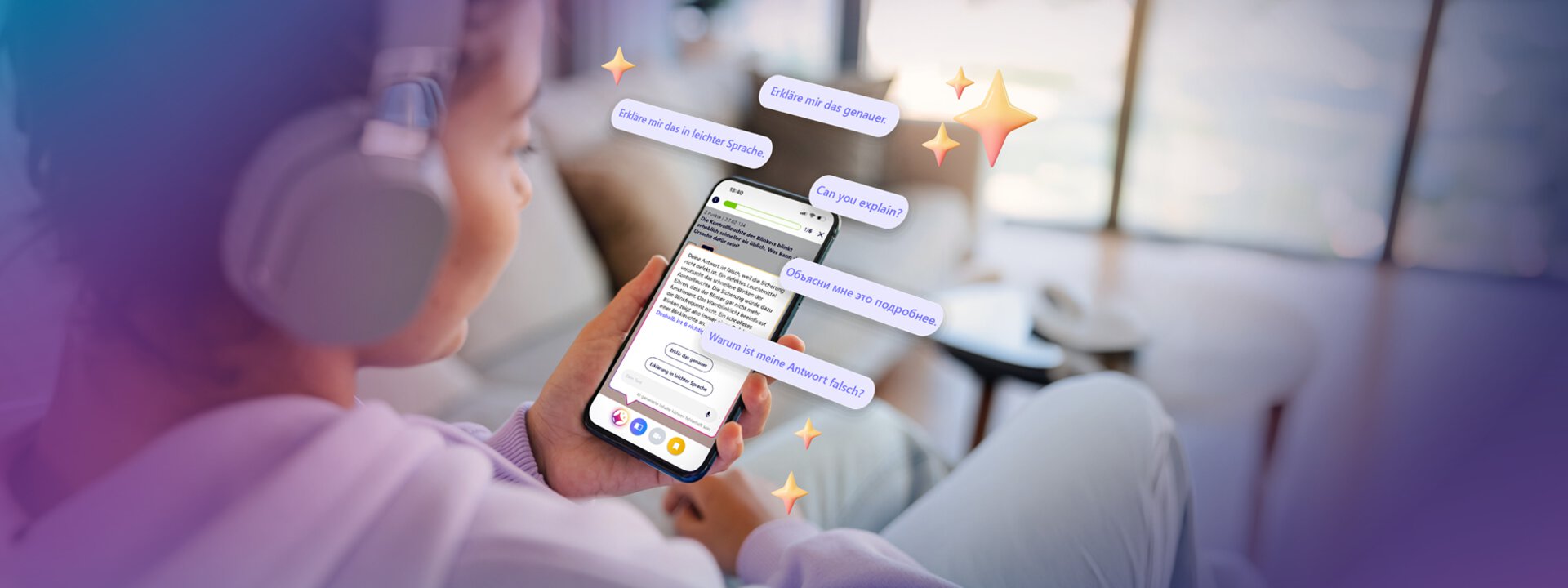 Fahren Lernen Max Premium KI-Lernhilfe Person sitzt auch Couch in hält Smartphone mit der Fahren Lernen App in der Hand. Daneben schwebende Sprechblasen die Chat mit der KI-Lernhilfe darstellen.