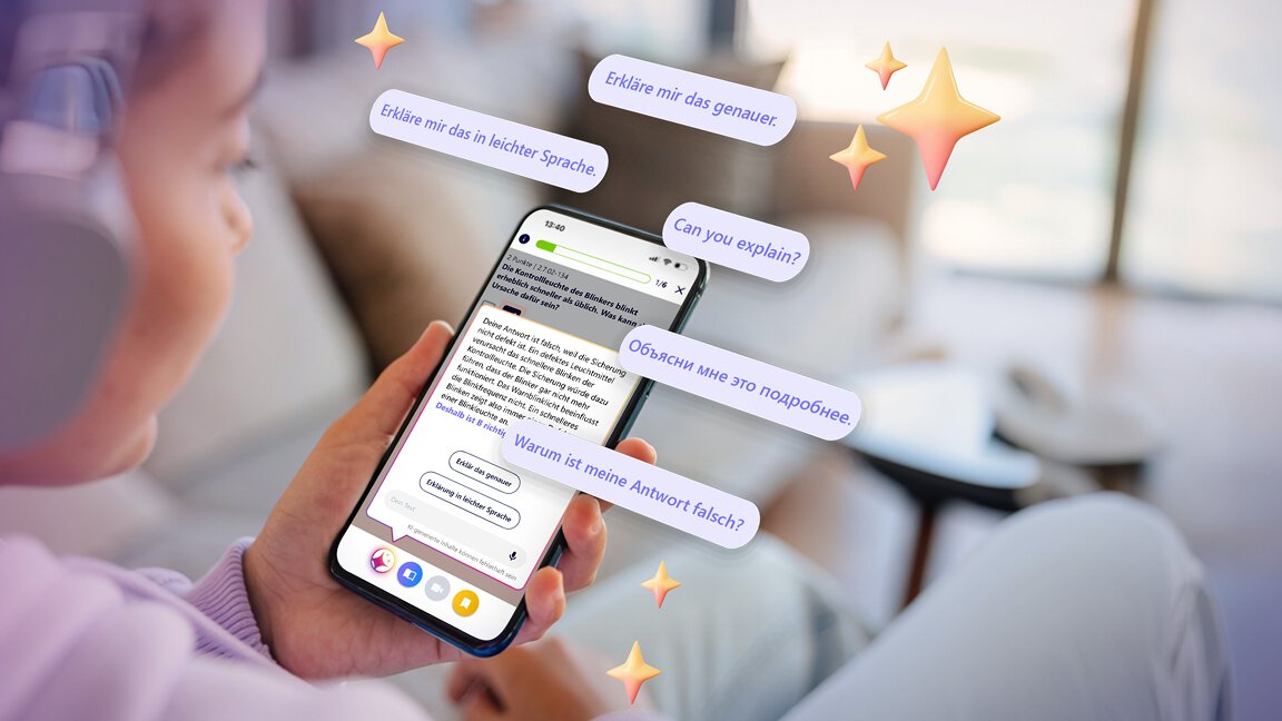 Fahren Lernen Max Premium KI-Lernhilfe Person sitzt auch Couch in hält Smartphone mit der Fahren Lernen App in der Hand. Daneben schwebende Sprechblasen die Chat mit der KI-Lernhilfe darstellen.