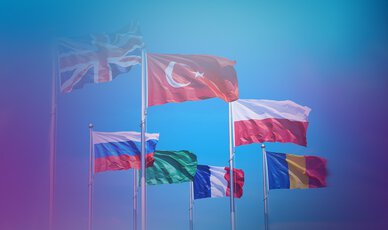 Flaggen europäischer Länder auf blau lila Grund