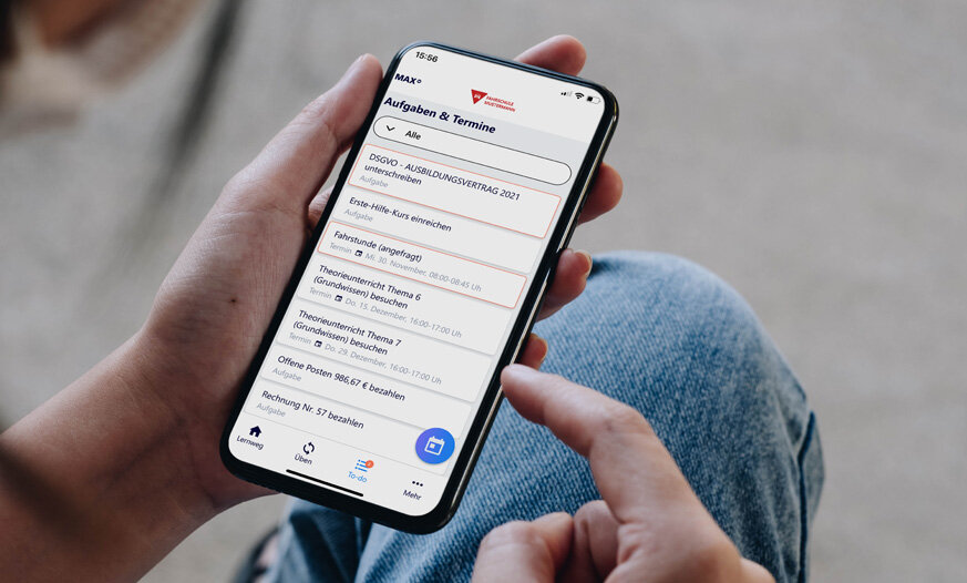 Smartphone in der Hand gehalten mit To-do Liste aus Fahren Lernen Max