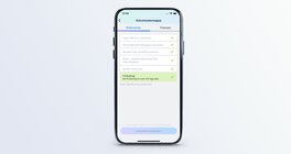 Smartphone von Oben zeigt Fahren Lernen Max mit Ausbildungsvertrag
