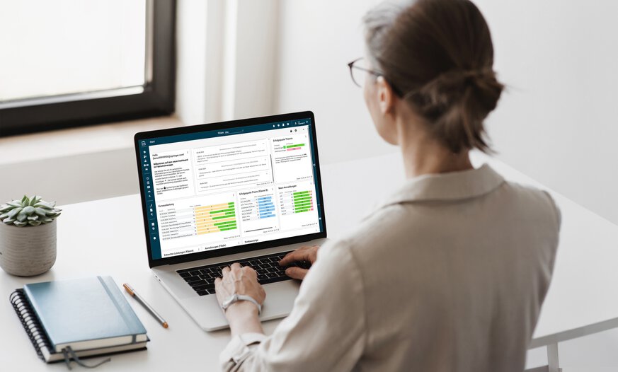 Frau arbeitet im Fahrschul-Manager Frau arbeitet in der Fahrschul-Verwaltungsoftware dem Fahrschul-Manager