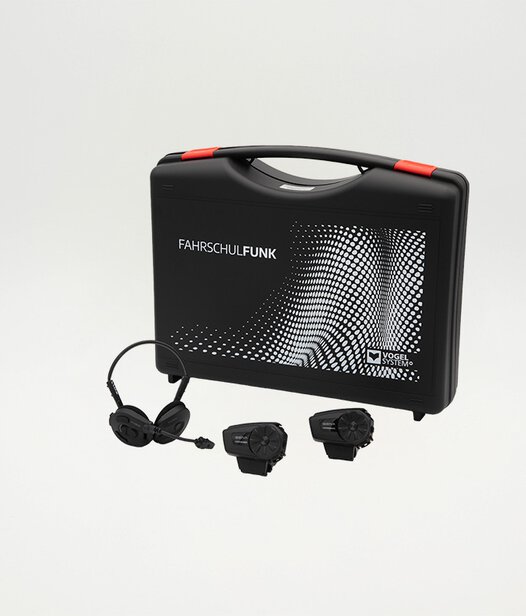 Mikrofon und Headset liegen vor dem Funkkoffer von SENA