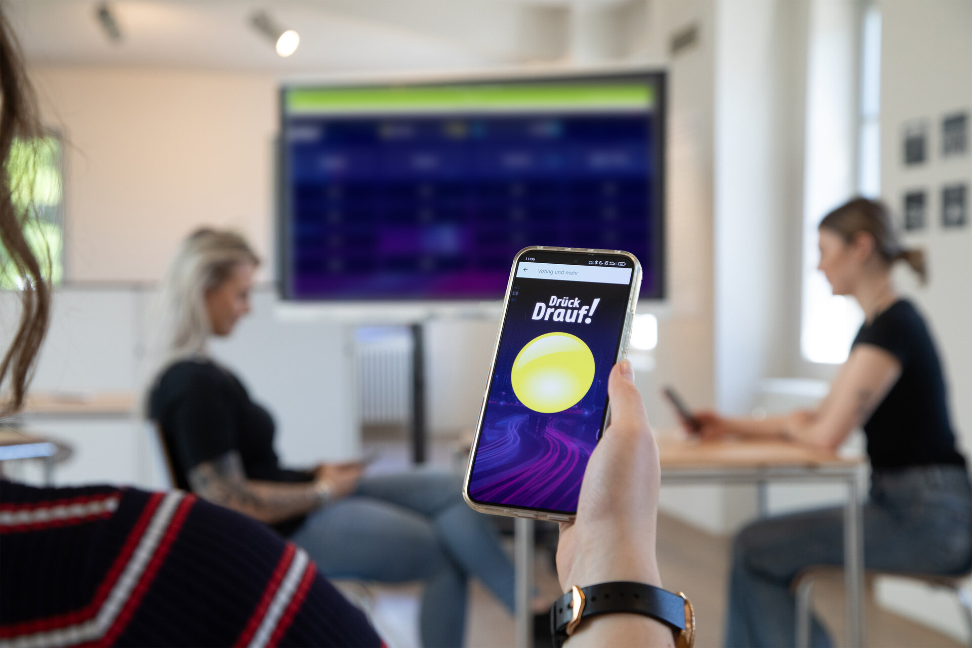 Drück drauf im Klassenraum auf Handy uns Smart Board