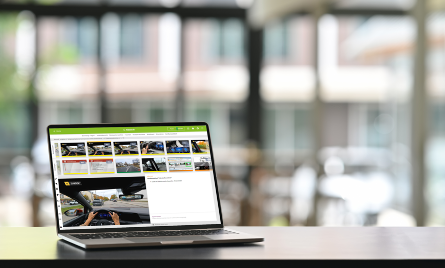 Laptop mit PC Professional Laptop mit PC Professional Screen vor verschwommenem Hintergrund