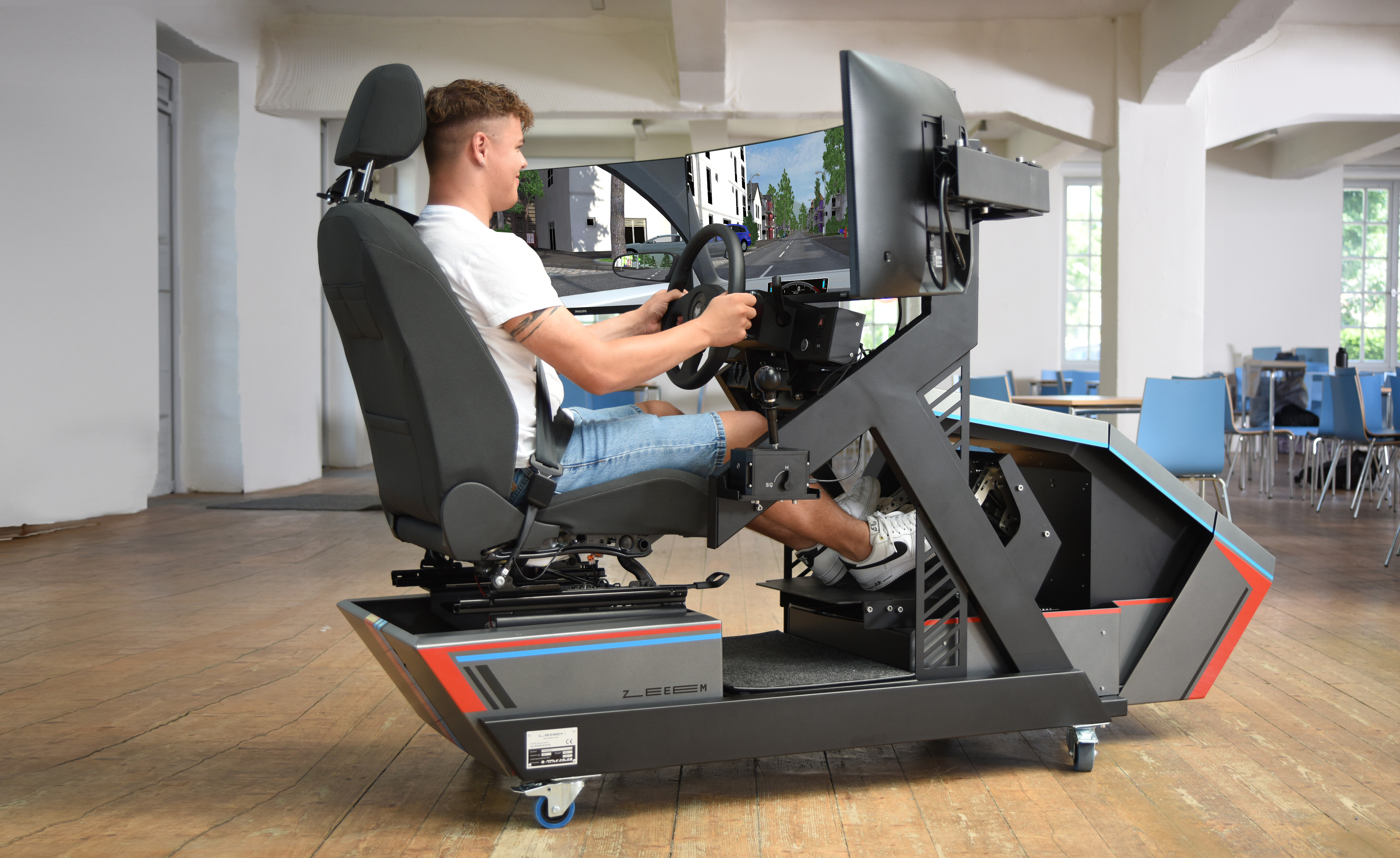 Simulator Premium in Schulungsraum mit jungem Mann der gerade Übungen absolviert