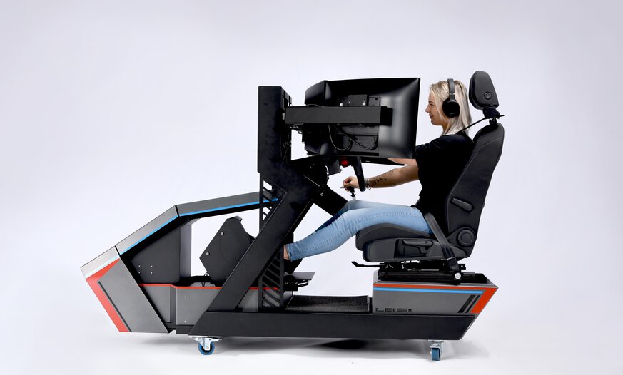 Vogel Simulator Premium seitliche Aufnahme mit Schülerin Seitlich aufgenommene Fotografie des Vogel Simulator Premiums mit Schülerin
