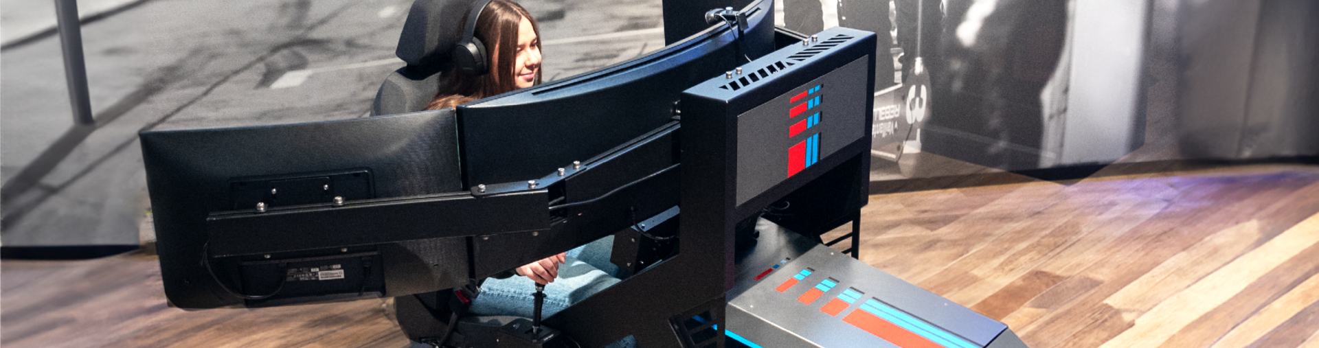 Junger Mann sitzt in Fahrsimulator