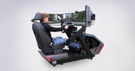 Seitliche von hinten aufgenommenes Foto des Vogel Simulator Premium mit Fahrschüler