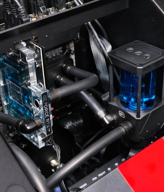 Abbildung der LED beleuchteten Wasserkühlung  des PCs am Simulator Premium