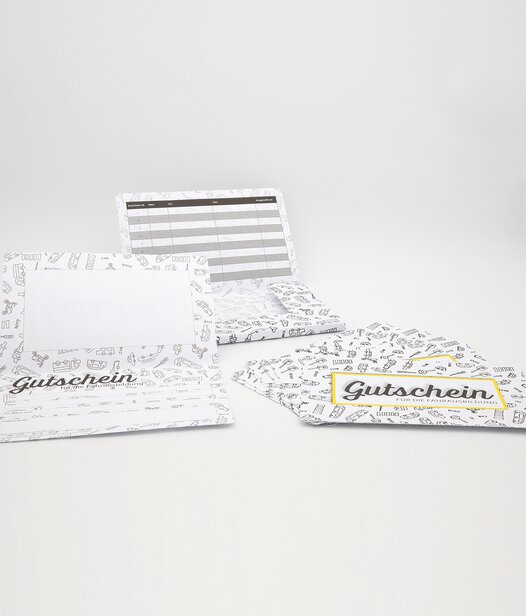 Geöffneter Geschenkgutschein mit Kuvert