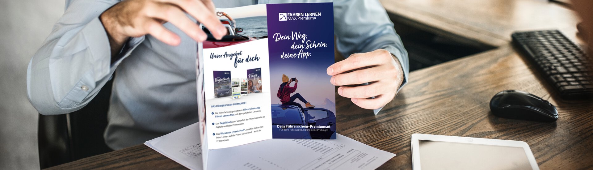 Mann hält FLM Premium Flyer in der Hand und zeigt Inhalte