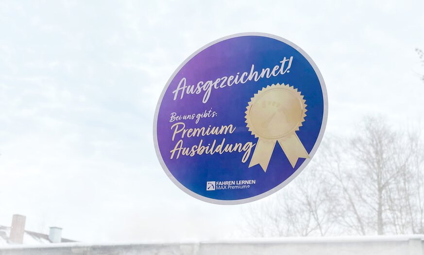 Runde Fensterfolie mit goldenem Abzeichen zum Thema Premium-Ausbildung