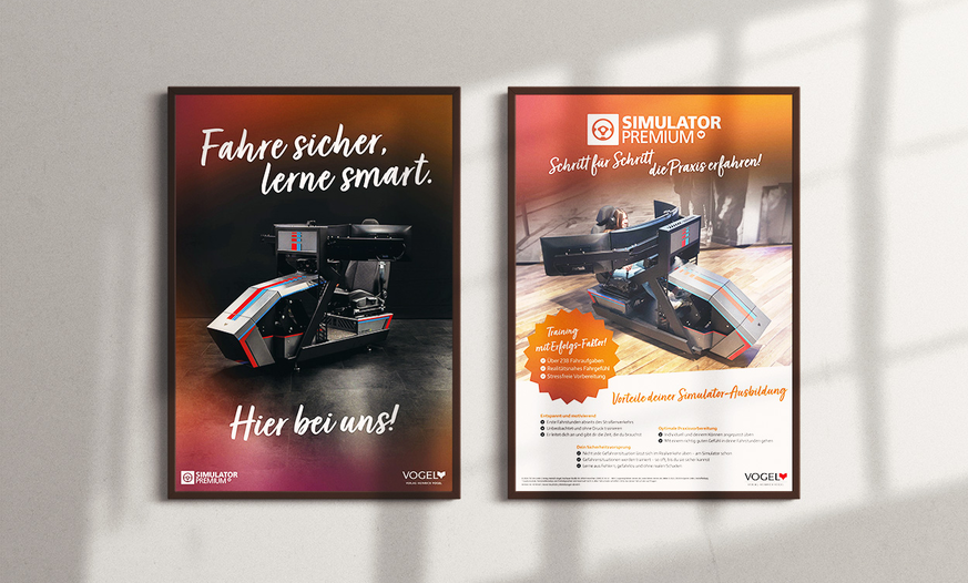 Abbildung zweier Poster Vogel Simulator und Simulator KOMPAKT in schwarzem Bilderrahmen