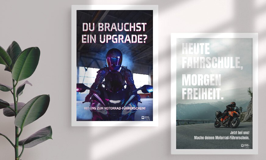 Motorrad Poster Klasse A Dekoposter Zwei dekorative Motorrad-Poster in einem weißen Rahmen hängen an einer Wand