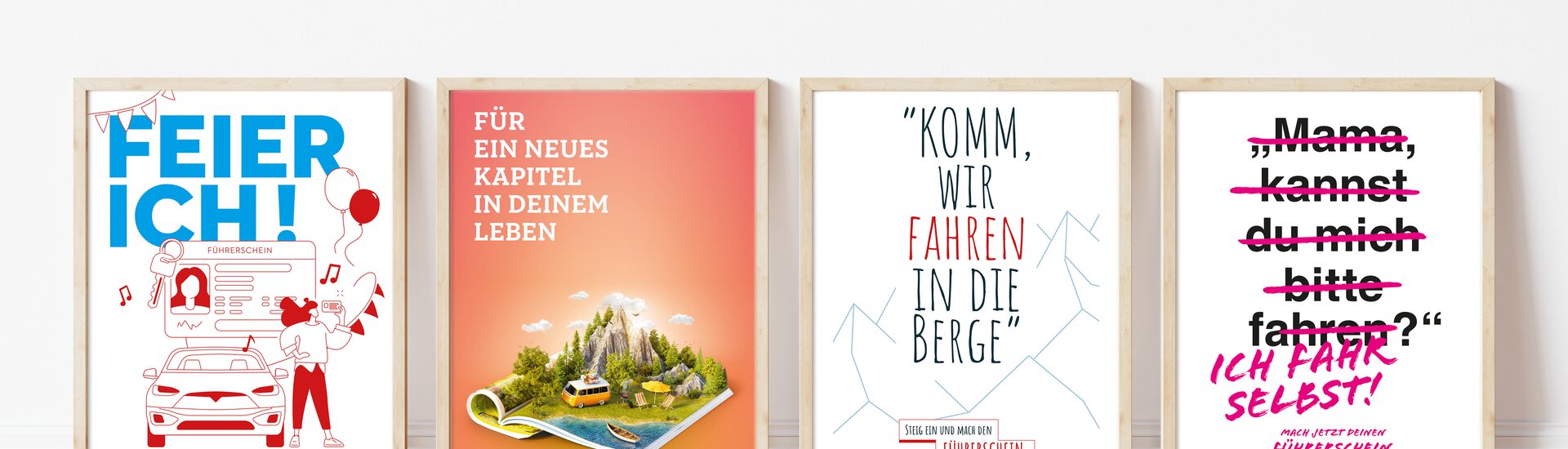 4 bunte verschiedene Poster zum Thema Führerschein in Holzrahmen vor weißer Wand